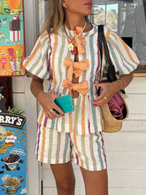 Conjunto de top de rayas con mangas abullonadas y pantalones cortos con bolsillo y cintura elástica